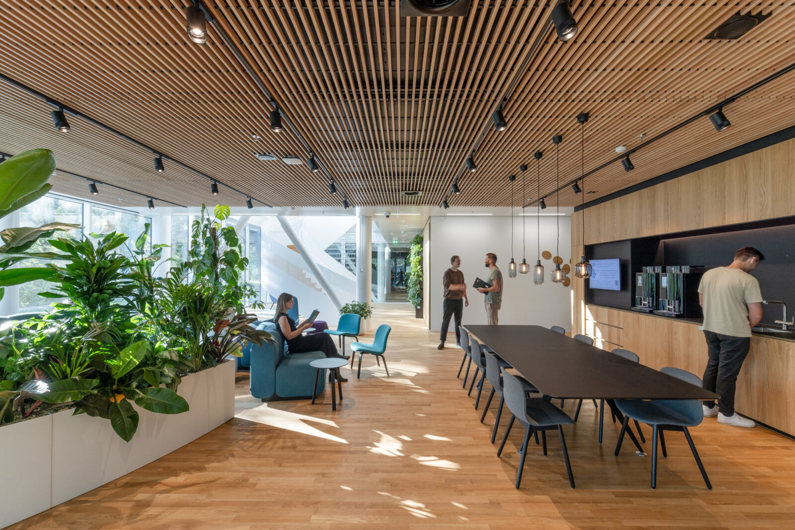 Shared meeting space in the Accelerator Utrecht to network and discuss ideas.